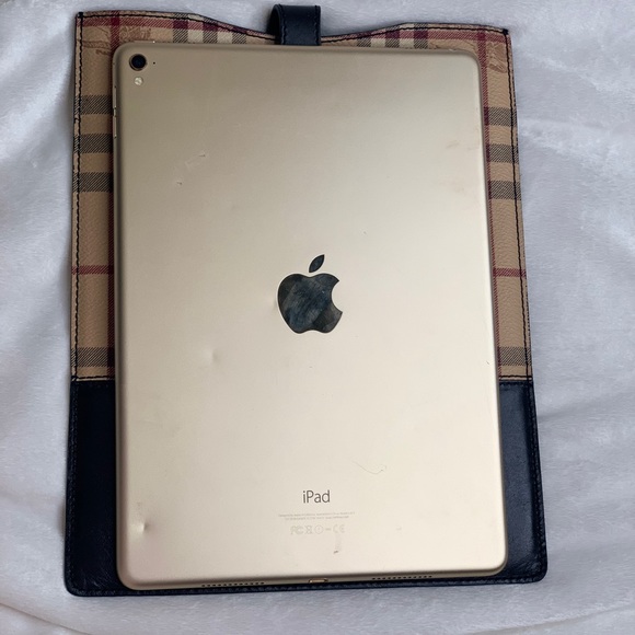 Preloved Burberry IPad Case - Picture 3 of 3